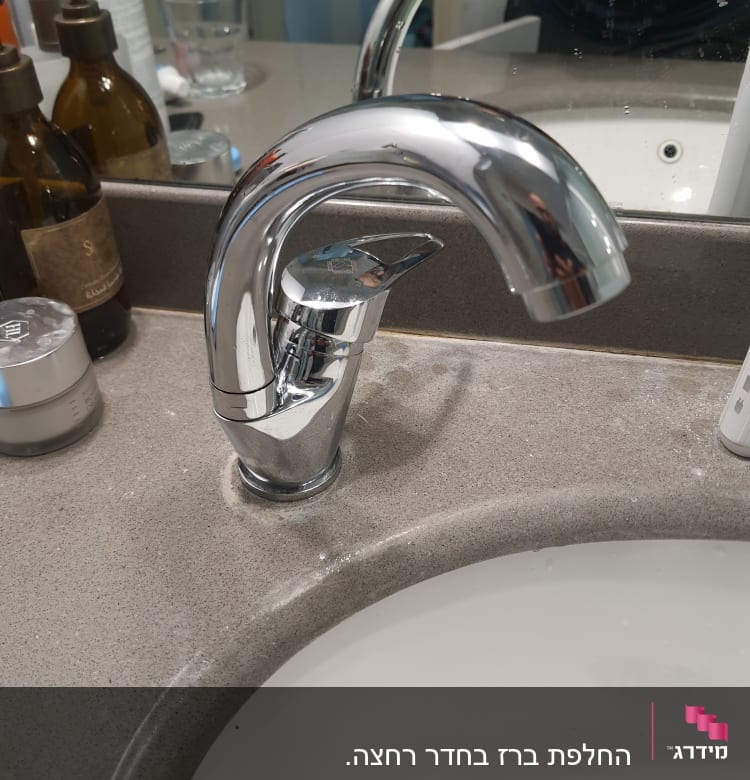 ברז כרום מבריק על כיור אמבטיה